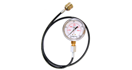 Manometro industriale con tubo flessibile per misurazione pressione.