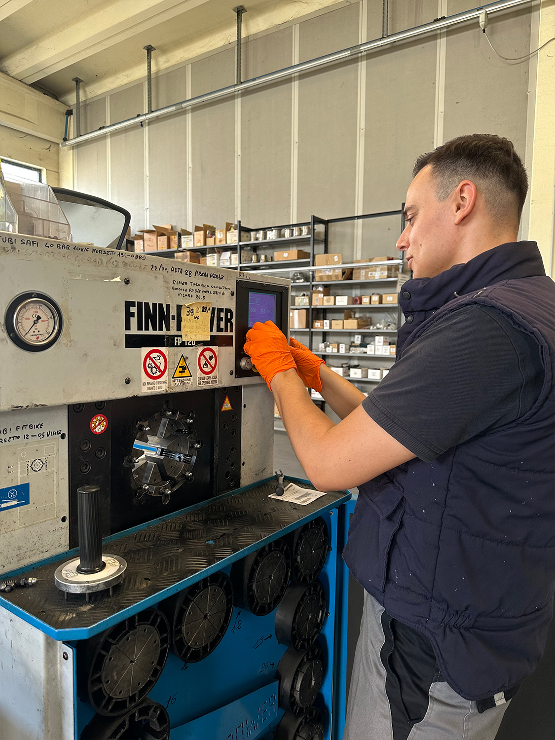 Operatore usa macchinario industriale per forniture Eram, controllo e precisione nella lavorazione.