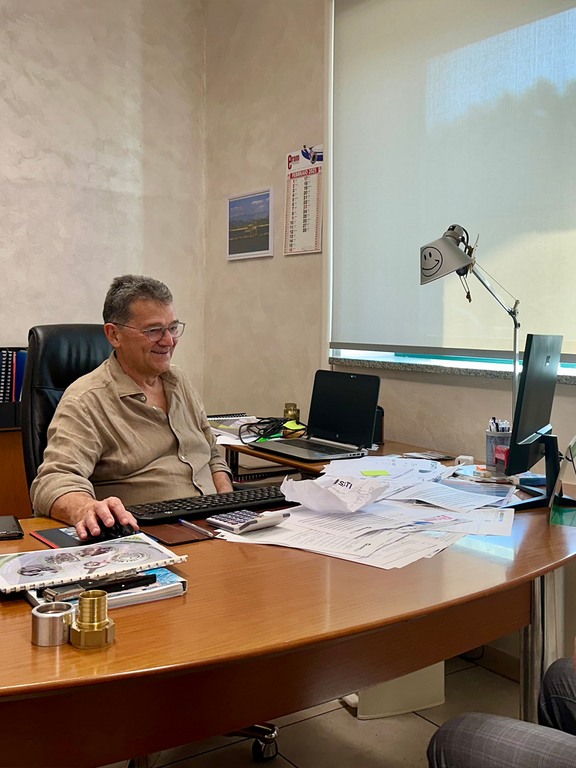 Ufficio di Eram con esperto mentre gestisce forniture industriali al computer.