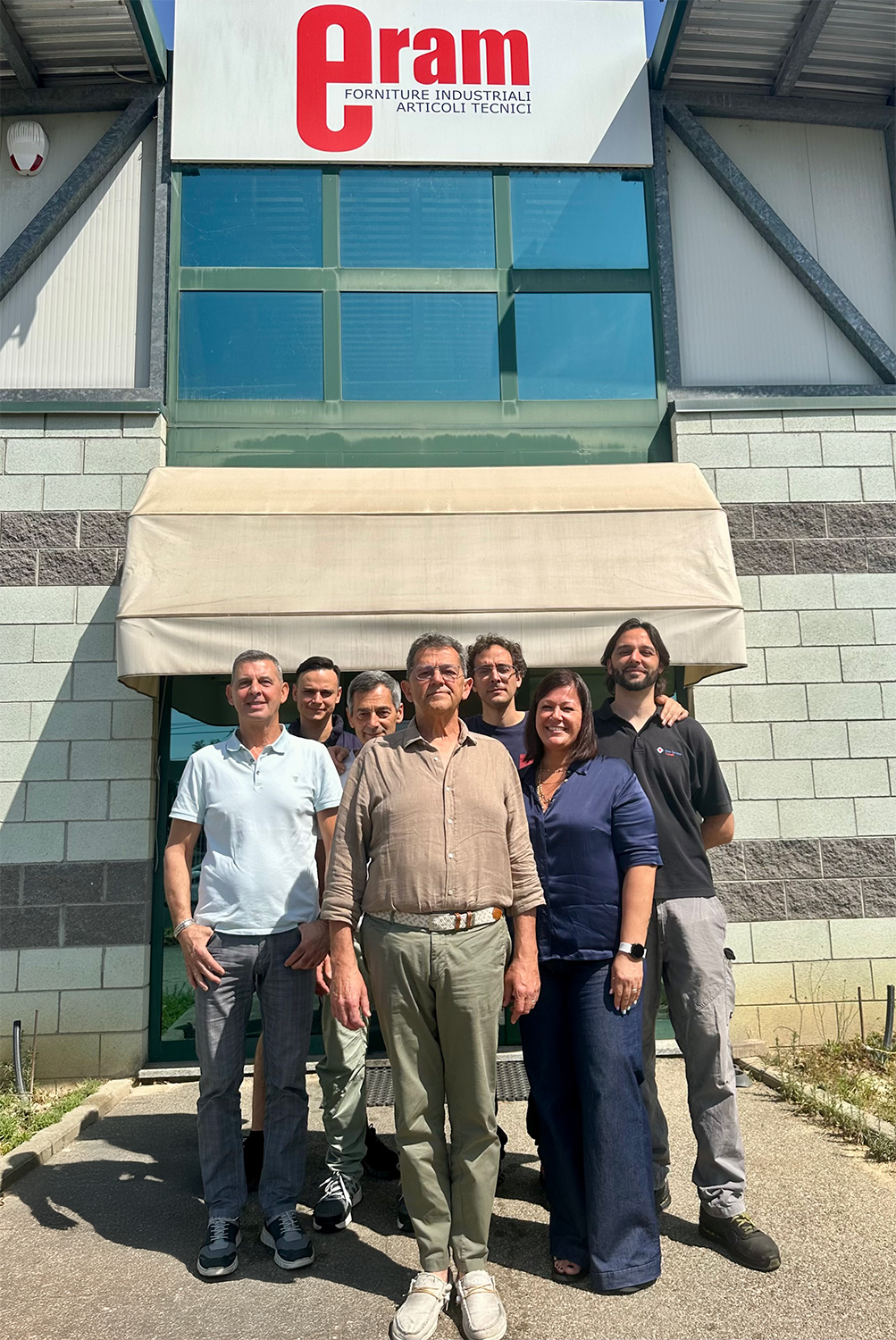 Team di Eram davanti alla sede aziendale specializzata in forniture industriali.