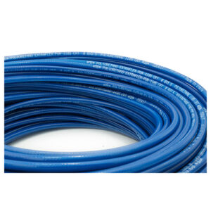 Tubi industriali in polietilene blu, resistenti e flessibili per uso professionale.